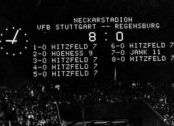 Die Anzeigetafel bestätigt die sensationellen 6 Tore von Ottmar Hitzfeld (VfB Stuttgart) beim 8:0 gegen den SSV Jahn Regensburg