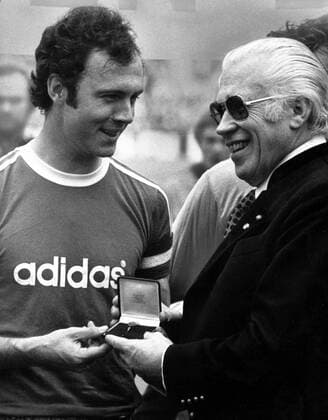 Präsident Wilhelm Neudecker (re.) verabschiedet Franz Beckenbauer (beide FC Bayern München) und überreicht ihm die Ehrennadel des Vereins