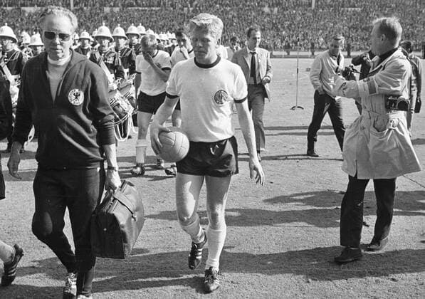 Fussball WM 1966, Helmut HALLER (BRD) mit dem Ball nach dem verlorenen WM Finale Deutschland - England 3:4 am 20.07.1966.