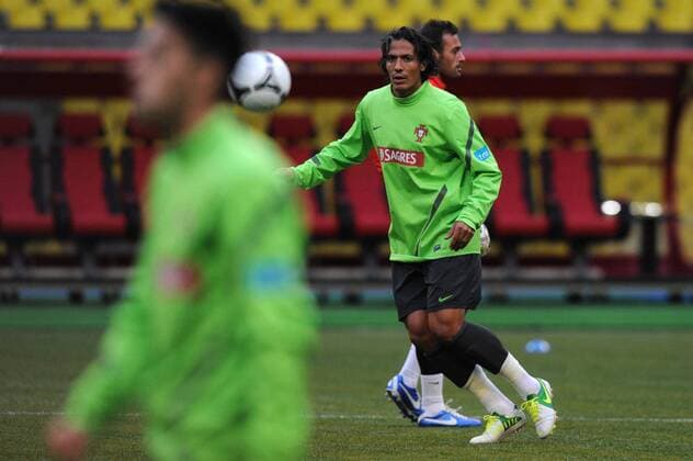 MOSCOW,OCTOBER 11, 2012. Bruno Alves (R) handles the ball during a training session of Portugal s national team at Luzhniki Stadium  RE10A958