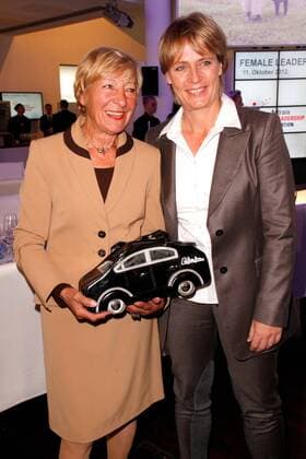 Ladies Lunch der Astraia-Stiftung in der BMW Niederlassung am Kurfürstendamm, Berlin Heidi Hetzer, Jutta Kleinschmidt