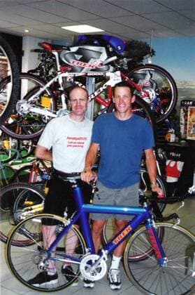 Philippe Maire (li.), alias Philou Motoman, Besitzer des Fachgeschäfts Stars N Bikes in Cagnes sur Mer mit Lance Armstrong - verwickelt in den Armstrong-Dopingfall. - Cagnes sur Mer - 13 10 2012 Panoramic Panoramic 