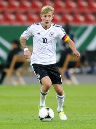 Fussball, Länderspiel, Deutschland, Herren, U21, Playoff zur U21-EM 2013, BayArena Leverkusen: Deutschland (weiss) - Schweiz (rot) 1:1; Lewis Holtby (Deutschland Schalke). Aktion, Einzelbild, Freisteller.