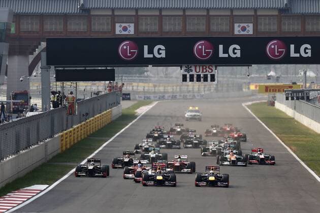 Motorsports: FIA Formula One World Championship 2012, Grand Prix of Korea, 1 Sebastian Vettel (GER, Red Bull Racing), 2 Mark Webber (AUS, Red Bull Racing), 4 Lewis Hamilton (GBR, Vodafone McLaren Mercedes), start, mass, Masse, Menge, viele, many xHOCHxZWEIx