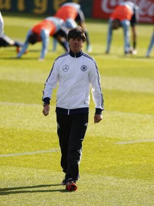 Joachim Löw, Trainer deutsche Nationalmannschaft, hinten die trainierende Mannschaft, Einzelbild, Anspannung, Konzentration, hoch Training der Deutschen Nationalmannschaft, Nati, DFB, Training, Fußball, Fussball, soccer, Herren, Deutschland, Germany Berlin, 14.10.2012 Hertha BSC-Amateurstadion