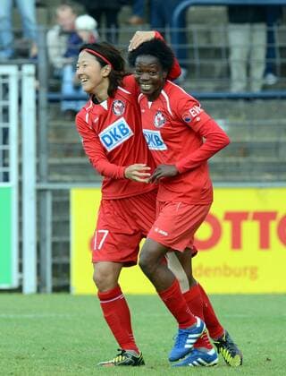 Fussball, Frauen, 1. Bundesliga, Saison 2012 2013 (6. Spieltag), 1. FFC Turbine Potsdam - FC Bayern München, v. l. Yuki Ogimi (geb. Nagasato Turbine Potsdam) und Genoveva Anonma (Turbine Potsdam) bejubeln das Tor zum 2:0, 14.10. 2012,