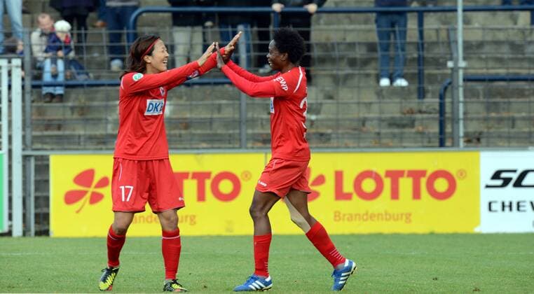 Fussball, Frauen, 1. Bundesliga, Saison 2012 2013 (6. Spieltag), 1. FFC Turbine Potsdam - FC Bayern München, v. l. Yuki Ogimi (geb. Nagasato Turbine Potsdam) und Genoveva Anonma (Turbine Potsdam) bejubeln das Tor zum 2:0, 14.10. 2012,