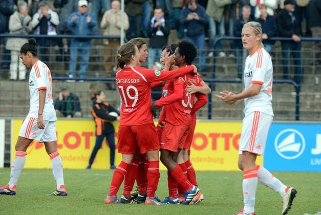 Fussball, Frauen, 1. Bundesliga, Saison 2012 2013 (6. Spieltag), 1. FFC Turbine Potsdam - FC Bayern München, v. l. Antonia Göransson (Turbine Potsdam) und Genoveva Anonma (Turbine Potsdam) bejubeln das Tor zum 2:0, 14.10. 2012,