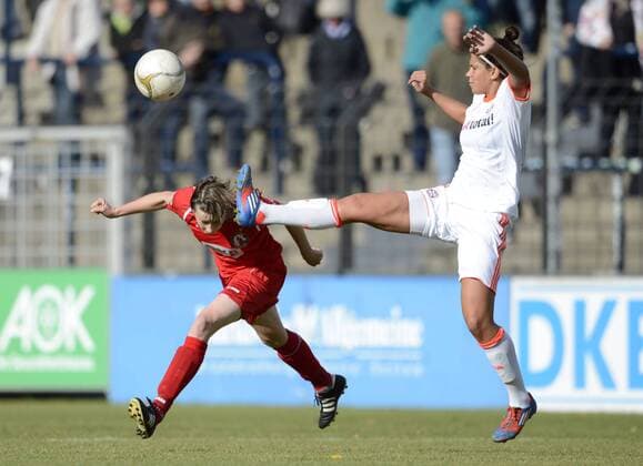 Heleen Jaques (li., Pot) und Sarah Hagen (FCB), 1.FFC Turbine Potsdam - FC Bayern München, Fußball, Frauen, Bundesliga, Saison 2012 2013, Potsdam, 14.10.2012,