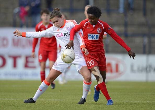 Sarah Romert (li., FCB) und Genoveva Anonma (re., Pot), 1.FFC Turbine Potsdam - FC Bayern München, Fußball, Frauen, Bundesliga, Saison 2012 2013, Potsdam, 14.10.2012,