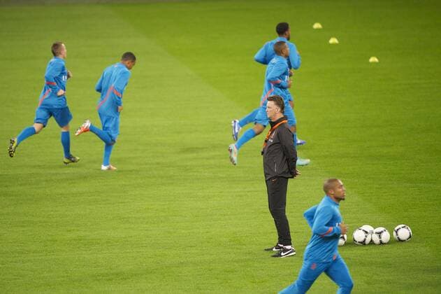 (L-R) Jordy Clasie of Holland, Urby Emanuelson of Holland, coach Louis van Gaal of Holland, Luciano Narsingh of Holland, Jeremain Lens of Holland, Nigel de Jong of Holland Netherlands Training Session 2012 2013 xVIxMAURICExVANxSTEENxIVx 1193157