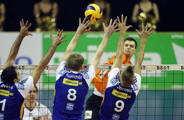 Robert Kromm, BR Volleys, hinten, linkjs Max Günthor, mitte Jose Rivera, rechts Nicola JovovicFriedrichshafen, Schmetterball, Angriff, Abwehr, Block, Aktion, quer Berlin Recycling Volleys, BR Volleys vs VfB Friedrichshafen, 1. Bundesliga, Deutsche Volleyball Liga, DVL, 2012 2013, Herren, Männer, Volleyvall, Deutschland, Germany, Max-Schmeling-Halle Berlin, 15.10..2012