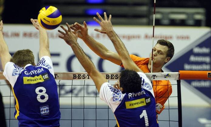 Robert Kromm, BR Volleys, hinten, vorne Max Günthor und Jose Rivera, Friedrichshafen, Schmetterball, Angriff, Abwehr, Block, Aktion, quer Berlin Recycling Volleys, BR Volleys vs VfB Friedrichshafen, 1. Bundesliga, Deutsche Volleyball Liga, DVL, 2012 2013, Herren, Männer, Volleyvall, Deutschland, Germany, Max-Schmeling-Halle Berlin, 15.10..2012