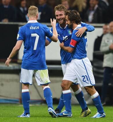 Daniele De Rossi (C) Torjubel mit Ignazion Abate (L) und Andrea Pirlo (R) Goal celebration Milano 16 10 2012 Stadio Giuseppe Meazza - San Siro Italy Vs Denmark andreaxstaccioli
