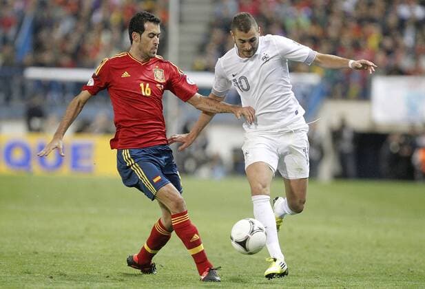 Spain s national team Sergio Busquets against France s national team Karim Benzema during match. October 16, 2012.  (201210167013)
