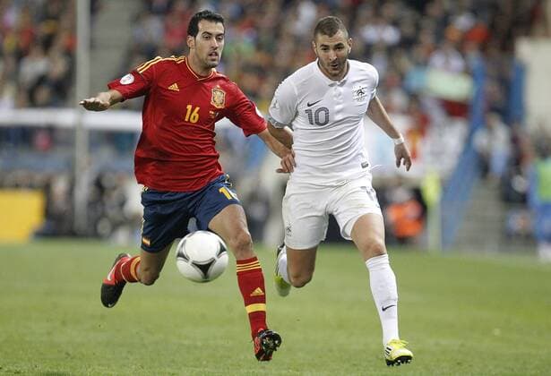 Spain s national team Sergio Busquets against France s national team Karim Benzema during match. October 16, 2012.  (201210167015)