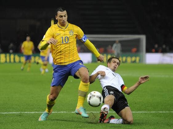 Zlatan IBRAHIMOVIC (li., SWE) und Philipp LAHM (re., GER), Zweikampf, Fussball Länderspiel, WM-Qualifikation, Deutschland (GER) - Schweden (SWE) 4:4, am 16.10.2012 in Berlin Deutschland;