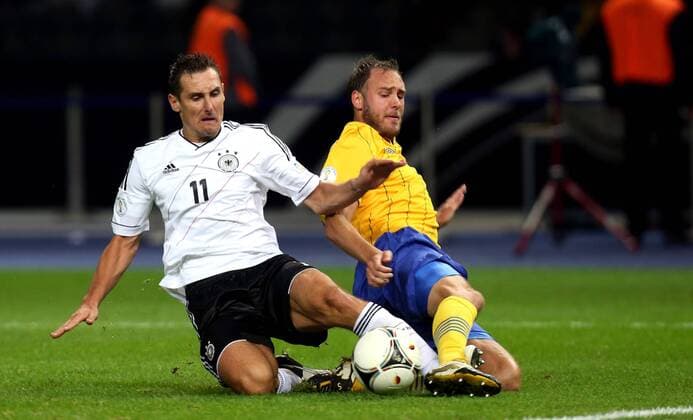 Berlin Fußball Länderspiel Deutschland vs. Schweden, v.l. Miroslav Klose (GER), Andreas Granqvist (SWE)