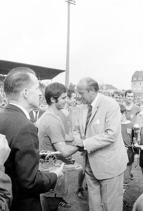 Gerd Müller (FC Bayern München) ist Fussballer des Jahres sowie Torschützenkönig und empfängt die Glückwünsche von Bundestrainer Helmut Schön (BR Deutschland)