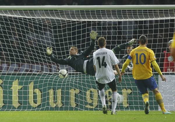 Qualifikation zur WM 2014 Männer am 16.10.2012 in Berlin Deutschland vs Schweden 4:4 nach 4:0-Führung HIER Zlatan Ibrahimovic SWE erzielt das Tor zum 1:4 gegen Manuel Neuer + Holger Badstuber GER