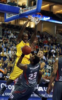 Shelden Williams, Deon Thompson, Joffrey Lauvergne Zweikampf Aktion Spielszene Alba Berlin - Elan Chalon-sur-Saone 18.10.2012 Basketball Turkish Airlines Euroleague O2-Wolrd Berlin Herren Saison 2012 2013