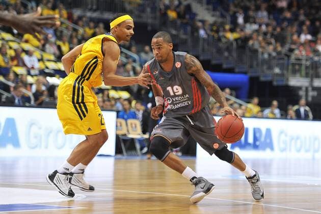 Brion RUSH ( 19 USA Elan Chalon ) gegen DaShaun WOOD ( 23 USA ALBA Berlin ) - Aktion - quer - Event: ALBA Berlin vs. Elan Chalon - Euroleague 2012 13 - Location: o2World Berlin - Deutschland - Europa - Datum: 14.10.2012