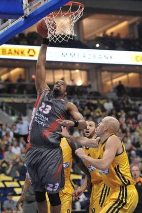 18.10.2012, O2 World, Berlin, GER, EL (Turkish Airlines Euroleague), Alba Berlin vs. Elan Chalon im Bild Shelden Williams (Elan Chalon-sur-Saone) links steigt gegen Zach Morley (ALBA Berlin) rechts zum Korb Aktion Action