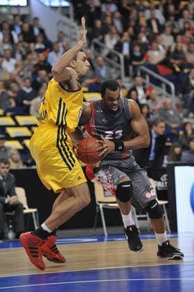 18.10.2012, O2 World, Berlin, GER, EL (Turkish Airlines Euroleague), Alba Berlin vs. Elan Chalon im Bild Zweikampf zwischen Shelden Williams (Elan Chalon-sur-Saone) rechts und Yassin Idbihi (ALBA Berlin) links Aktion Action
