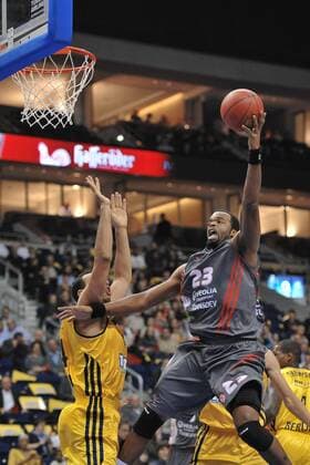 18.10.2012, O2 World, Berlin, GER, EL (Turkish Airlines Euroleague), Alba Berlin vs. Elan Chalon im Bild Shelden Williams (Elan Chalon-sur-Saone) rechts steigt gegen Dashaun Wood (ALBA Berlin) links zum Korb Aktion Action