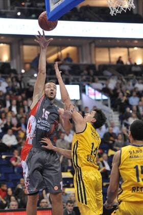 18.10.2012, O2 World, Berlin, GER, EL (Turkish Airlines Euroleague), Alba Berlin vs. Elan Chalon im Bild Joffrey Lauvergne (Elan Chalon-sur-Saone) links zieht gegen Nihad Djedovic (ALBA Berlin) rechts zum Korb Aktion Action