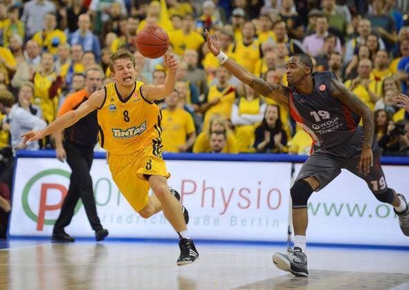 Berlin Berlin 18.10.2012 Euroleague Vorrunde Saison 2012 2013 Alba Berlin - Elan Chalon-sur-Saone Heiko Schaffartzik (Alba Berlin, No.08) Brion Rush (Chalon, No.19)