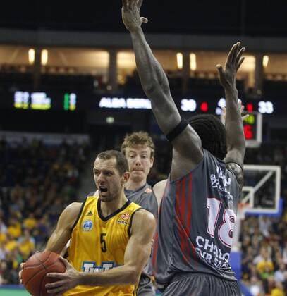 Vule Avdalovic, ALBA, links, mit Ball, lrechts Jean Baptiste Adolphe, Chalon, Zweikampf, Kampf, Wurf, Korb, Abwehr, Aktion, hoch Alba Berlin vs. Elan Chalon, Euroleague, 2012 2013