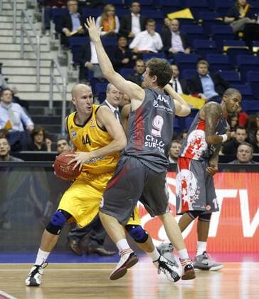 Zach Morley, ALBA, links, rechts Nicolas LANG, Chalon, Zweikampf, Kampf, Abwehr, Aktion, hoch Alba Berlin vs. Elan Chalon, Euroleague, 2012 2013 München, 17.4.2012 Allianz Arena, Fußball Arena München