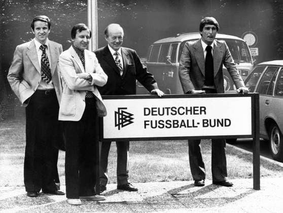 Der SV Werder Bremen erhält weiterhin die DFB Lizenz, v.re.: Manager Rudi Assauer, Schatzmeister Hohnhorst, Präsident Dr. Franz Böhmert und Steuerberater Klaus