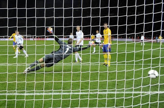 Der 4:4-Ausgleich von Rasmus Elm, Torwart Manuel Neuer streckt sich vergeblich Deutschland - Schweden WM-Qualifikationsspiel, Olympiastadion Berlin Datum: 16. Oktober 2012 DFB Fussball Nationalmannschaft