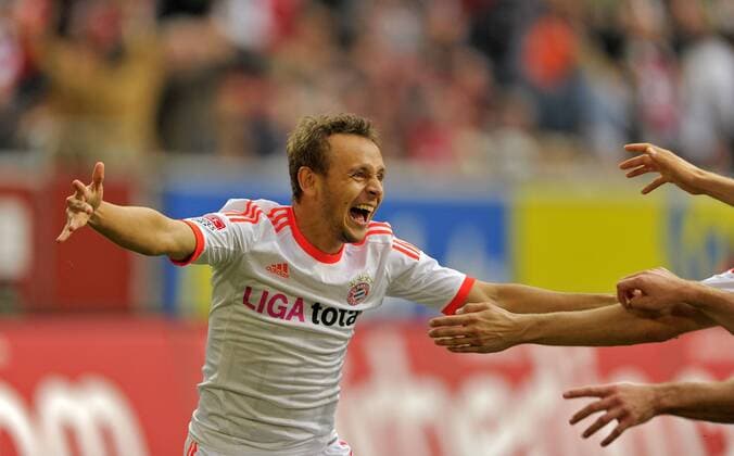 20.10.2012, Fussball 1.Bundesliga 2012 2013, 8.Spieltag, Fortuna Düsseldorf - FC Bayern München, in der ESPRIT-Arena Düsseldorf, Rafinha (Bayern) jubelt über sein Tor. Viele Hände recken sich ihm entgegen.