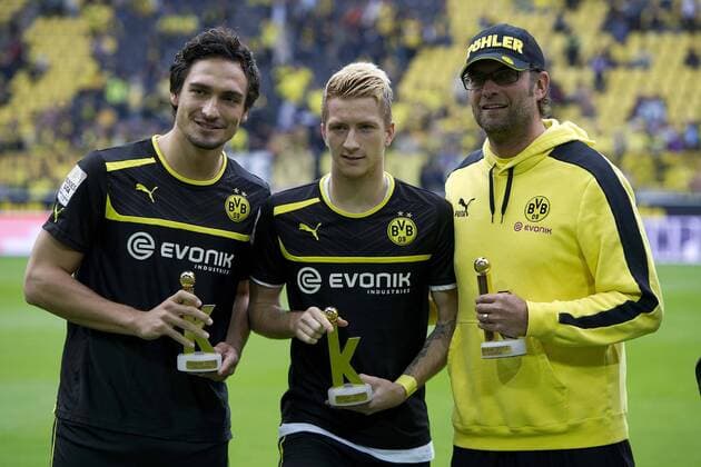 v.l. Mats HUMMELS, Marco REUS, Trainer Jürgen KLOPP (Jürgen, alle DO), mit Kicker Trophäen, Fussball 1. Bundesliga, 8. Spieltag, Borussia Dortmund (DO) - FC Schalke 04 (GE) 1:2 am 20.10.2012 in Dortmund Deutschland;