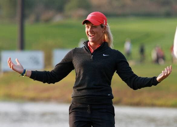 (121021) -- INCHEON, Oct. 21, 2012 (Xinhua) -- Suzann Pettersen of Norway celebrates after winning the LPGA Golf Damen KEB-HanaBank Championship golf tournament in Incheon, west of Seoul, South Korea, Oct. 21, 2012. Suzann Pettersen won with an 11-under, 205 total. (Xinhua Park Jin-hee) SOUTH KOREA-INCHEON-LPGA GOLF 