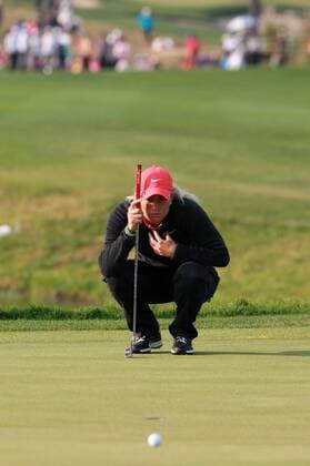 (121021) -- INCHEON, Oct. 21, 2012 (Xinhua) -- Suzann Pettersen of Norway lines up a putt at the 18th hole during the final of the LPGA Golf Damen KEB-HanaBank Championship golf tournament in Incheon, west of Seoul, South Korea, Oct. 21, 2012. Suzann Pettersen won with an 11-under, 205 total. (Xinhua Park Jin-hee) SOUTH KOREA-INCHEON-LPGA GOLF 