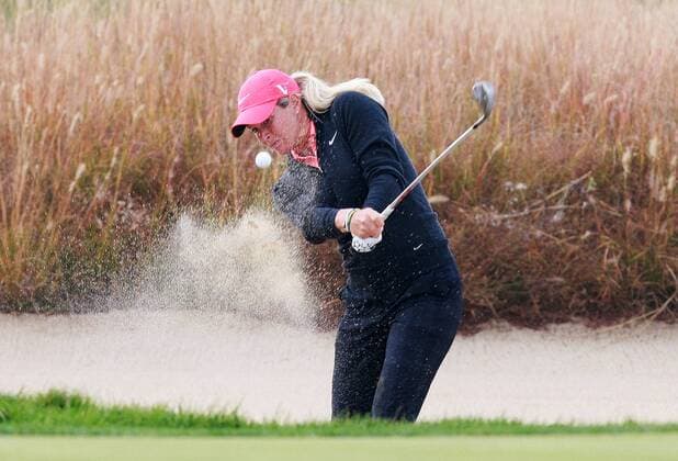 (121021) -- INCHEON, Oct. 21, 2012 (Xinhua) -- Suzann Pettersen of Norway hits a bunker shot at the 18th hole during the final of the LPGA Golf Damen KEB-HanaBank Championship golf tournament in Incheon, west of Seoul, South Korea, Oct. 21, 2012. Suzann Pettersen won with an 11-under, 205 total. (Xinhua Park Jin-hee) SOUTH KOREA-INCHEON-LPGA GOLF 