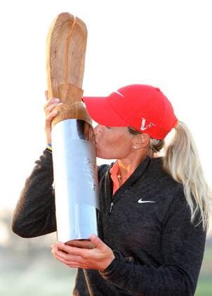 (121021) -- INCHEON, Oct. 21, 2012 (Xinhua) -- Suzann Pettersen of Norway kisses her trophy for the LPGA Golf Damen KEB-HanaBank Championship golf tournament in Incheon, west of Seoul, South Korea, Oct. 21, 2012. Suzann Pettersen won with an 11-under, 205 total. (Xinhua Park Jin-hee) SOUTH KOREA-INCHEON-LPGA GOLF 