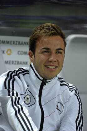 16.10.2012, Fussball WM-Qualifikationsspiel, 4.Spieltag, Europa-Gruppe, Deutschland - Schweden, im Olympiastadion Berlin. Mario Götze (Deutschland) zufrieden auf der Ersatzbank.