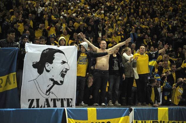 16.10.2012, Fussball WM-Qualifikationsspiel, 4.Spieltag, Europa-Gruppe, Deutschland im Olympiastadion Berlin. Die schwedischen Fans feiern ihre Mannschaft. Und Zlatan - Zlatte - Ibrahimovic