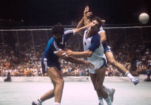 Olympiafinale 1984 in Los Angeles - Jugoslawien - BR Deutschland 18:17 - Michael Paul (BRD, re.) gegen Veselin Vujovic (Jugoslawien)