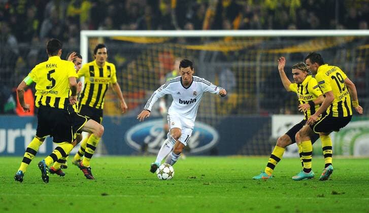 24. Oktober 2012: Dortmund, Signal-Iduna-Park: Fussball UEFA Champions League: Borussia Dortmund - Real Madrid: Madrids Mesut Özil (Mitte) setzt sich gegen die fünf Dortmunder Sven Bender, Mats Hummels, Sebastian Kehl, Marcel Schmelzer und Kevin Grosskreutz (von links nach rechts) durch.