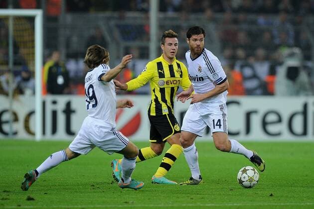 Fußball Champions League Borussia Dortmund - Real Madrid am 24.10.2012 im Signal Iduna Park in Dortmund Luka Modric ( Madrid ), links - Mario Götze ( Dortmund ), mitte - Xabi Alonso ( Madrid ), rechts