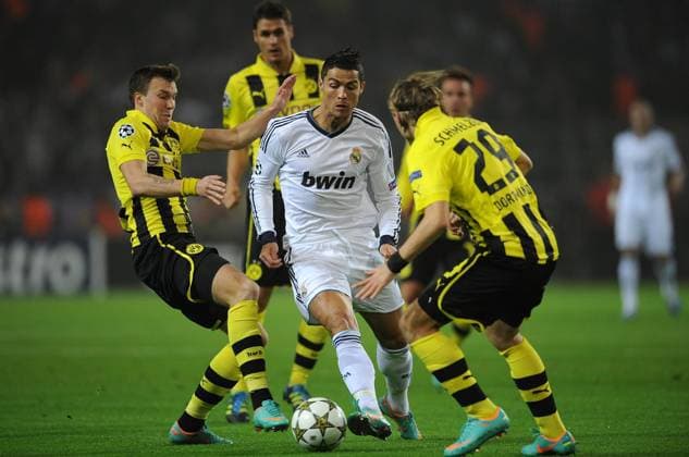 FUSSBALL CHAMPIONS LEAGUE SAISON 2012 2013 GRUPPENPHASE Borussia Dortmund - Real Madrid 24.10.2012 Kevin Grosskreutz (li) und Marcel Schmelzer (re, beide Borussia Dortmund) gegen Cristiano Ronaldo (Mitte, Real Madrid) 