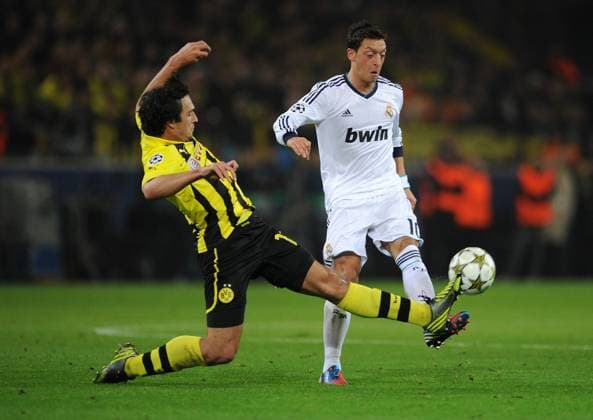 FUSSBALL CHAMPIONS LEAGUE SAISON 2012 2013 GRUPPENPHASE Borussia Dortmund - Real Madrid 24.10.2012 Mats Hummels (li, Borussia Dortmund) gegen Mesut Özil (re, Real Madrid) 