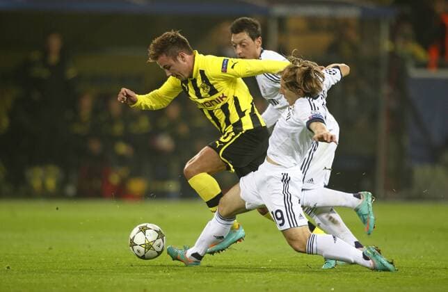 am 24.10.2012 Borussia Dortmund vs Real Madrid 2:1 HIER: Mario Götze Borussia Dortmund setzt sich durch gegen Mesut Özil Real Madrid + Luca Modric Real Madrid