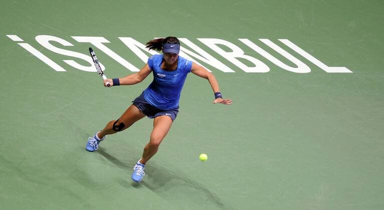 ISTANBUL, Oct. 24, 2012 - Li Na of China hits a return during her match at WTA Tennis Damen Championships 2012 in Istanbul of Turkey on Oct. 24, 2012. TURKEY-ISTANBUL-WTA CHAMPIONSHIPS 